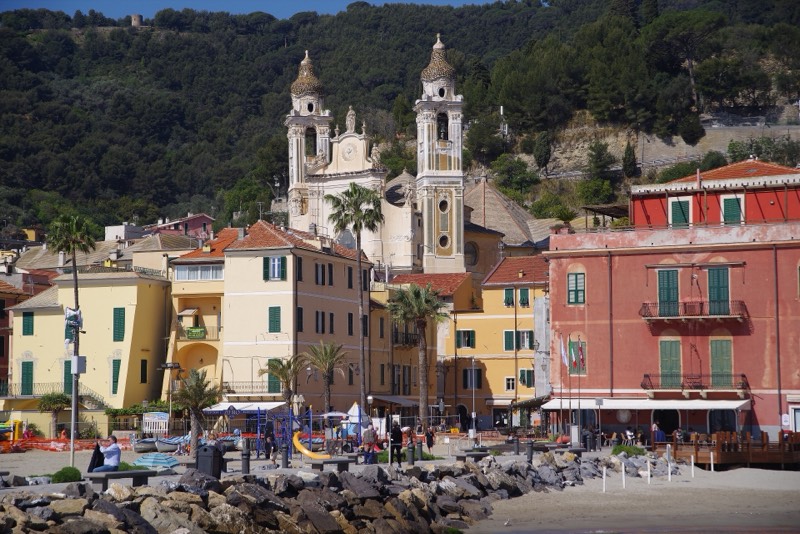 Laigueglia vista dal molo con la spiaggia, le case colorate e la chiesa di San Matteo