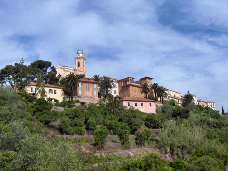Veduta del borgo collinare di Diano Castello con la chiesa di San Nicola di Bari