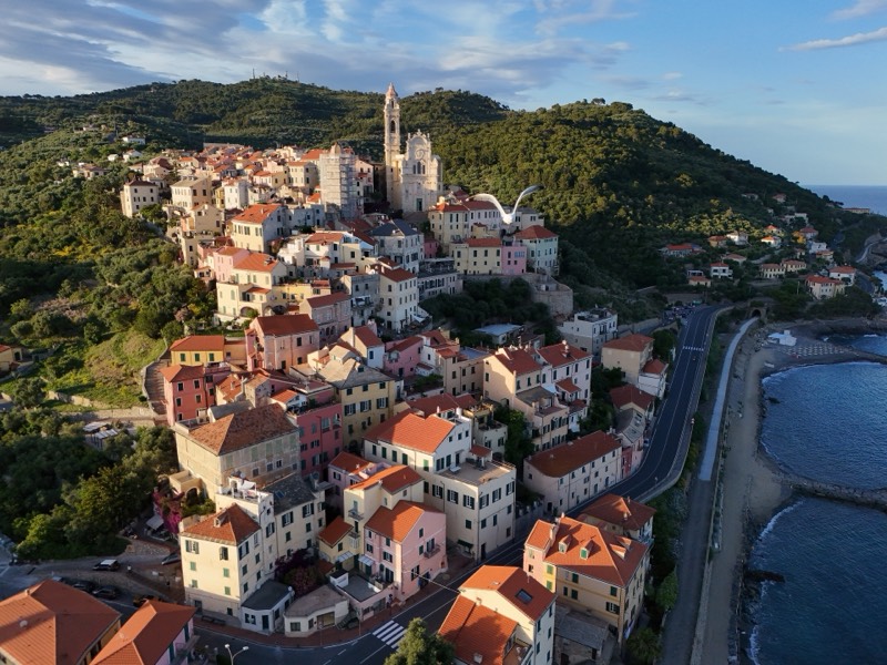 Veduta aerea del borgo di Cervo sul promontorio, con la chiesa dei Corallini e il mare