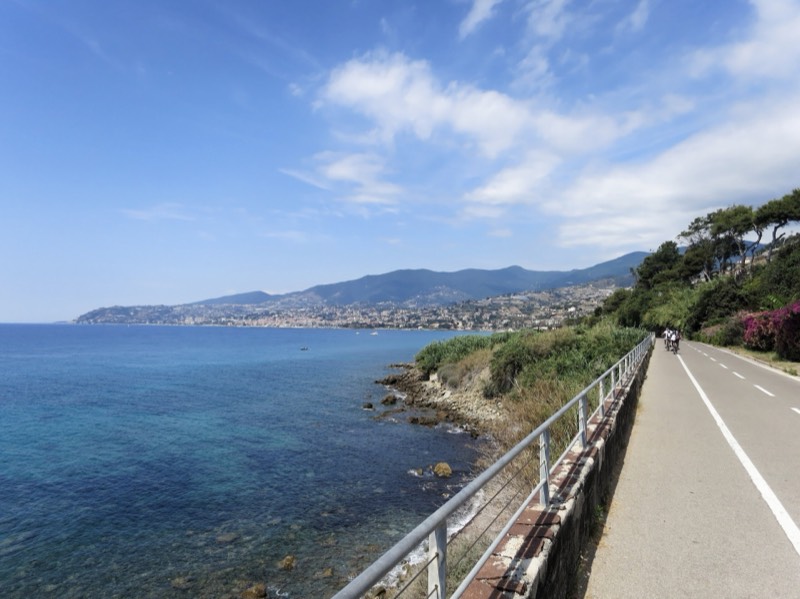 Pista ciclabile della Riviera dei Fiori affacciata sul mare tra San Lorenzo al Mare e Ospedaletti