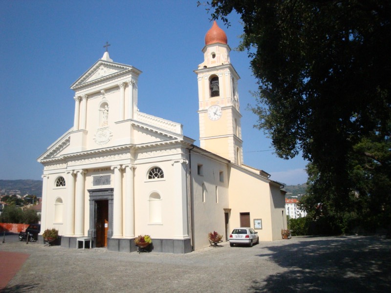 Santuario di Nostra Signora della Rovere a San Bartolomeo al Mare, facciata e campanile al sole