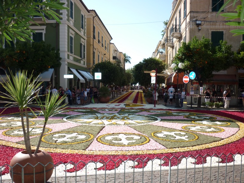 Infiorata del Corpus Domini a Diano Marina, tappeto di petali colorati in una via del centro