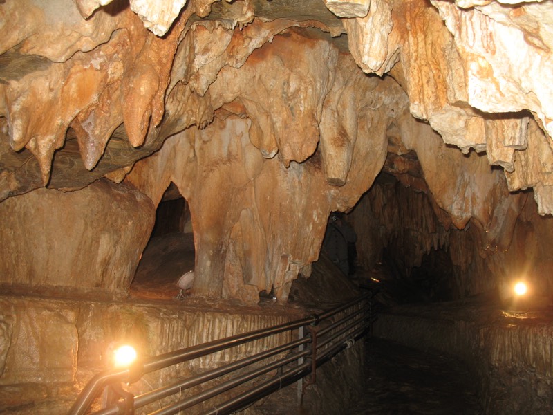 Stalattiti e concrezioni calcaree nelle Grotte di Toirano, con il percorso di visita illuminato