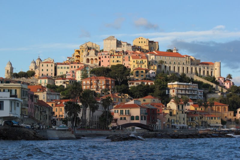 Il Parasio di Porto Maurizio a Imperia, borgo antico sul mare nella luce della sera