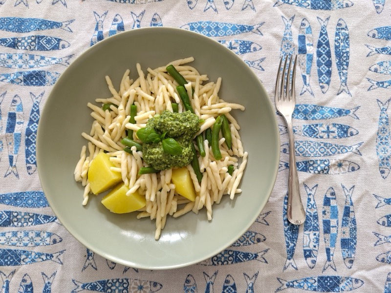 Piatto di trofie al pesto con patate e fagiolini, piatto simbolo della cucina ligure