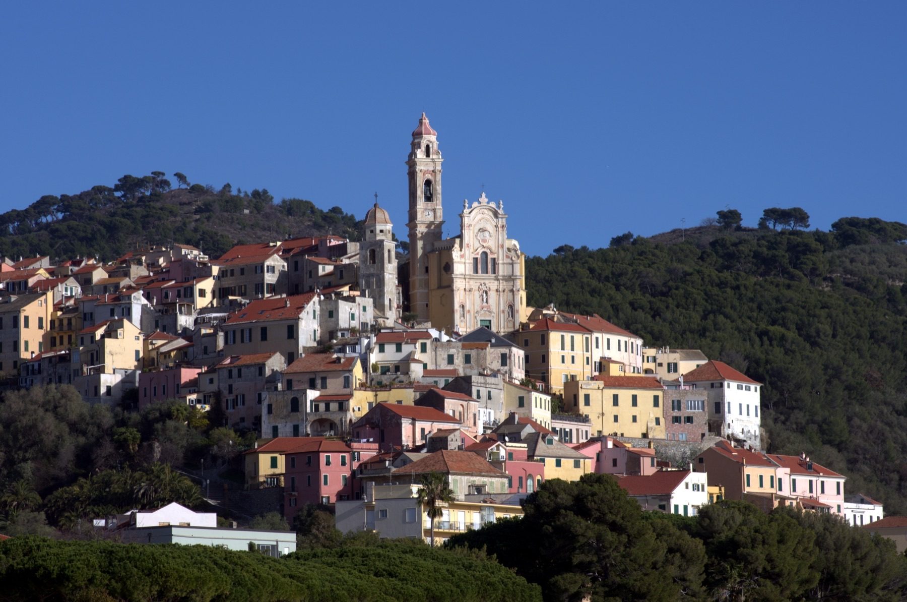 Il borgo medievale di Cervo con la chiesa dei Corallini