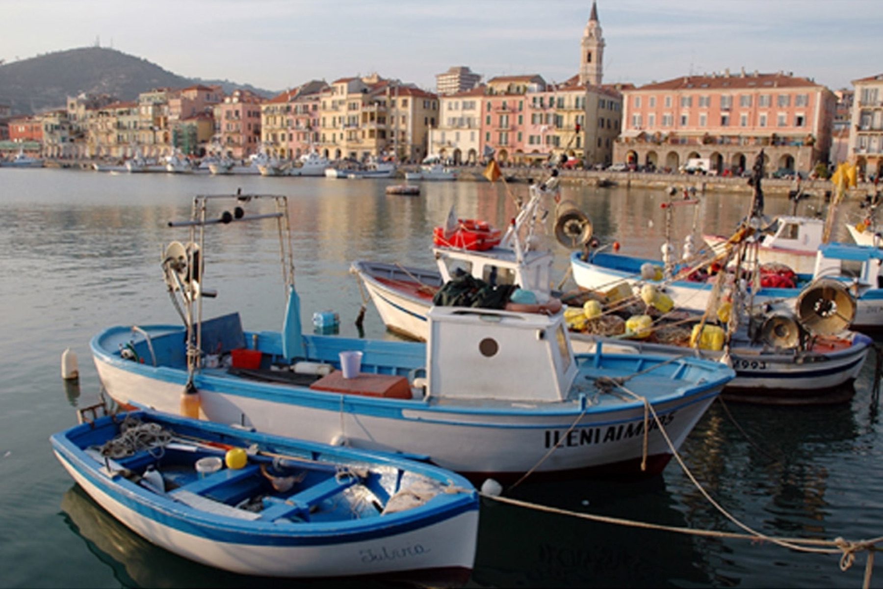 Le barche dei pescatori a Calata Cuneo, Imperia Oneglia