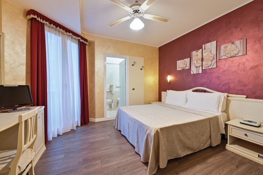 La Camera Tripla dell'Hotel Villa Daniela con letto matrimoniale e letto singolo